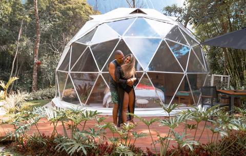 Casal na pousada BlueBear Cabins abraçados'