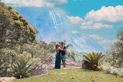Casal na pousada BlueBear Cabins com vista para montanhas'