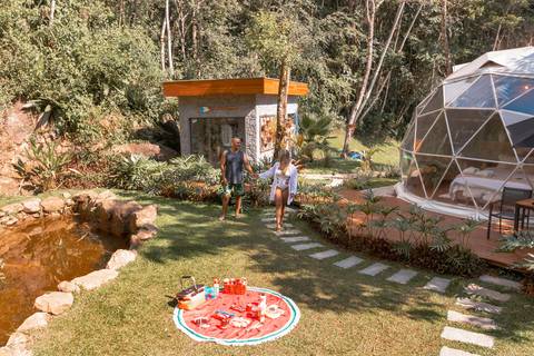 Casal na pousada BlueBear Cabins piquenique'