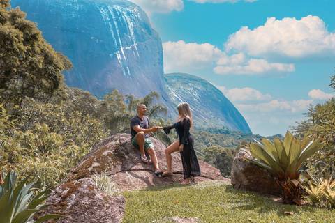 Casal na pousada BlueBear Cabins com vista para montanhas'