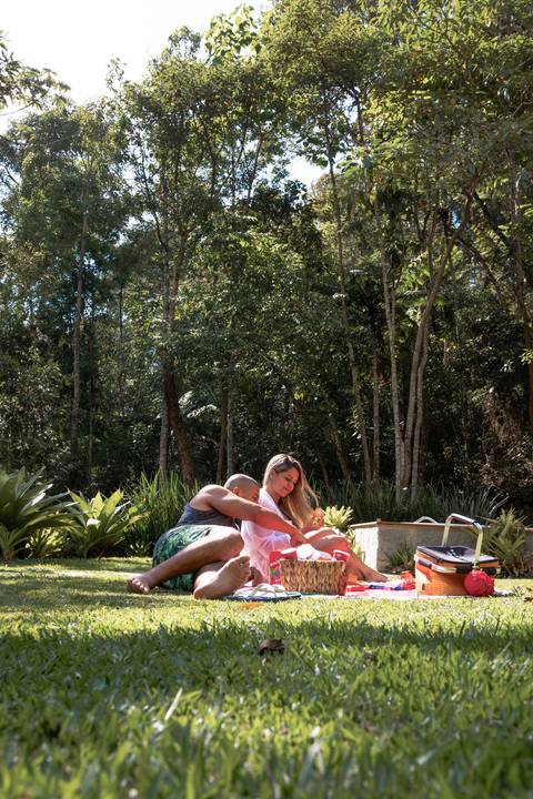Casal na pousada BlueBear Cabins piquenique'