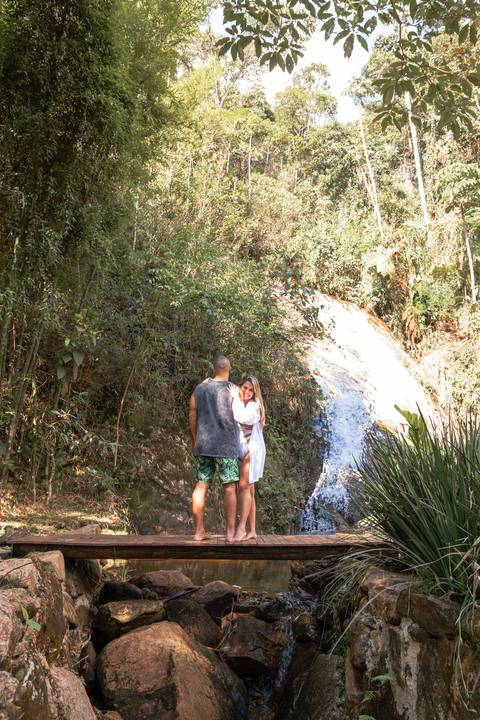 Casal na pousada BlueBear Cabins na piscina'