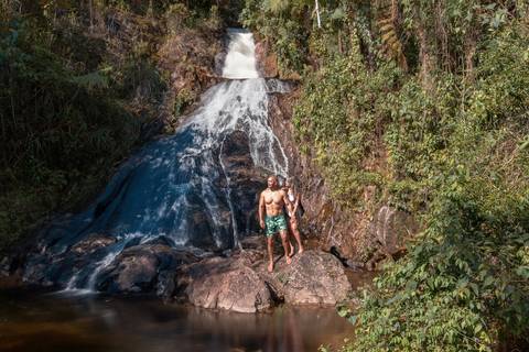 Casal na pousada BlueBear Cabins na piscina'
