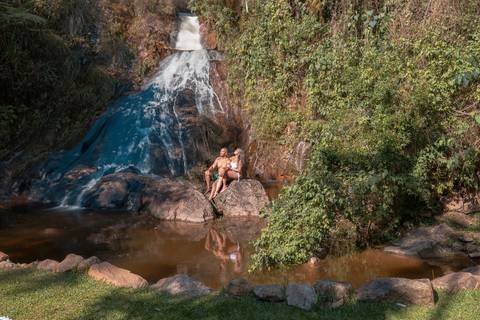 Casal na pousada BlueBear Cabins na piscina'