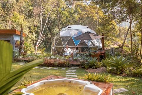 Casal na pousada BlueBear Cabins '
