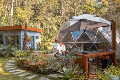 Casal na pousada BlueBear Cabins '