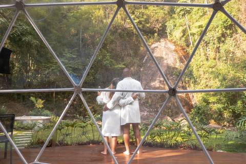 Casal na pousada BlueBear Cabins'