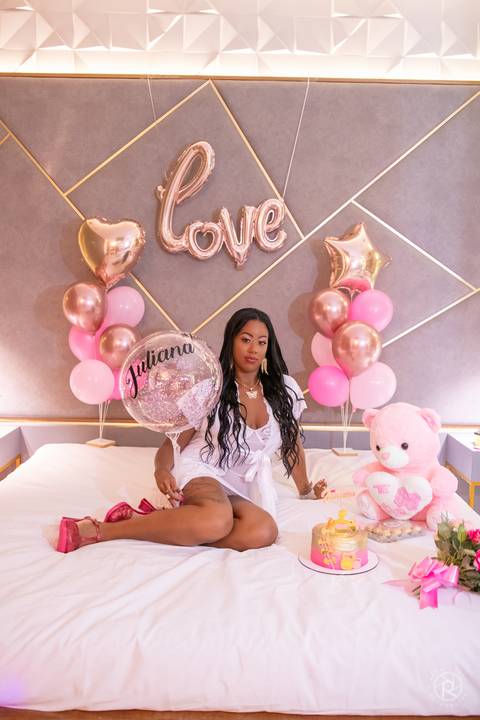 ensaio-feminino-de-aniversario-sensual-rj-hotel-corinto-mulher-de-lingerie-na-cama-com-baloes'