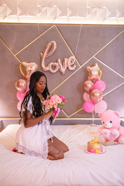ensaio-feminino-de-aniversario-sensual-rj-hotel-corinto-mulher-de-lingerie-na-cama-com-baloes'