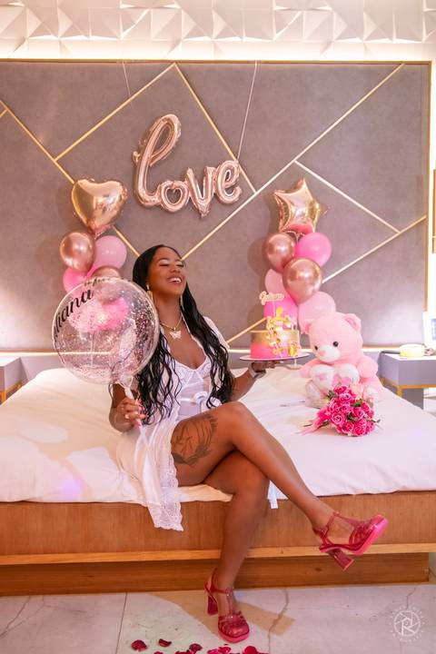ensaio-feminino-de-aniversario-sensual-rj-hotel-corinto-mulher-de-lingerie-na-cama-com-baloes'