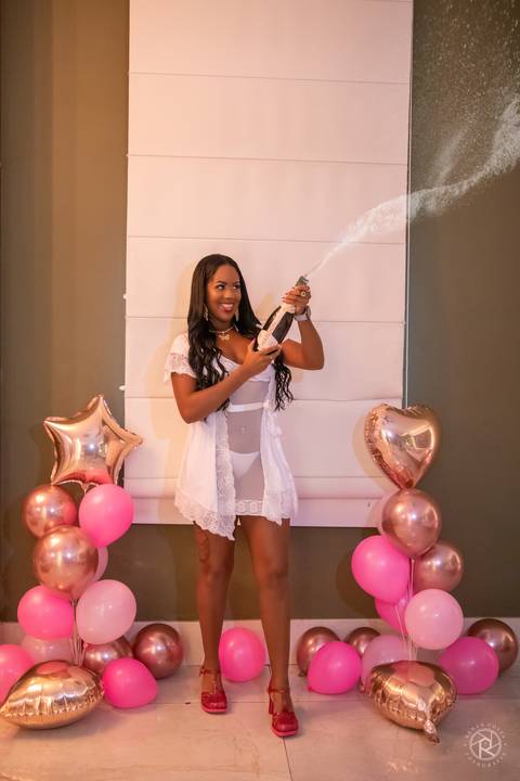 ensaio-feminino-de-aniversario-sensual-rj-hotel-corinto-mulher-de-lingerie-com-chapanhe'