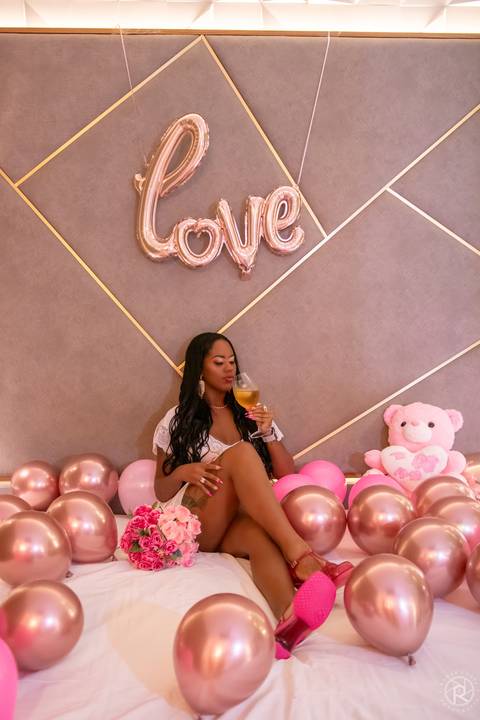 ensaio-feminino-de-aniversario-sensual-rj-hotel-corinto-mulher-de-lingerie-na-cama-com-baloes'