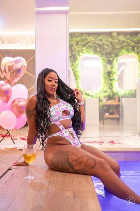 ensaio-feminino-de-aniversario-sensual-rj-hotel-corinto-mulher-de-lingerie-na-piscina'