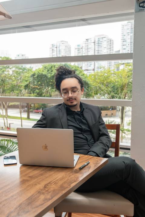 Ensaio corporativo para o médico Yago realizado na cafeteria Santo Grão localizada no Morumbi, São Paulo.
'