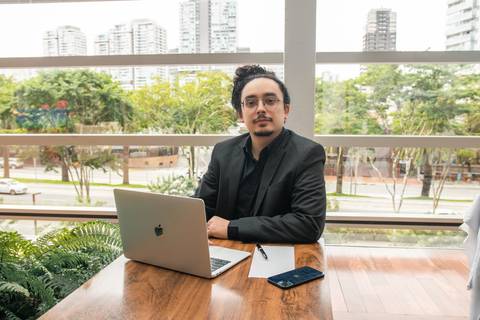 Ensaio corporativo para o médico Yago realizado na cafeteria Santo Grão localizada no Morumbi, São Paulo.
'
