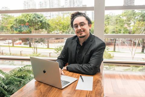 Ensaio corporativo para o médico Yago realizado na cafeteria Santo Grão localizada no Morumbi, São Paulo.
'