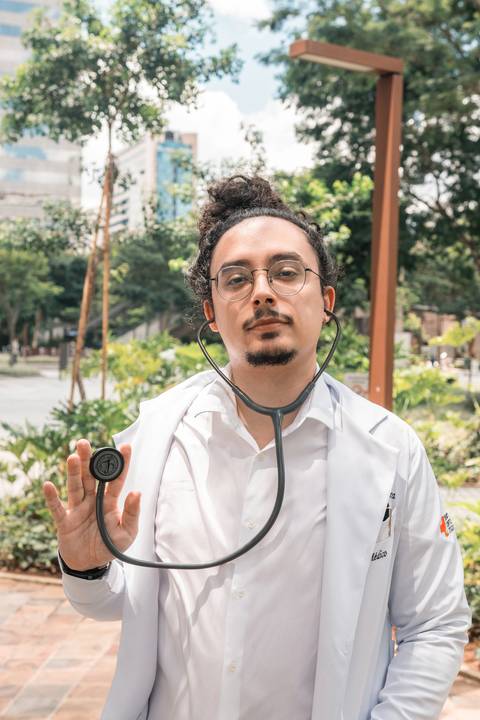 Ensaio corporativo para o médico Yago realizado na cafeteria Santo Grão localizada no Morumbi, São Paulo.
'