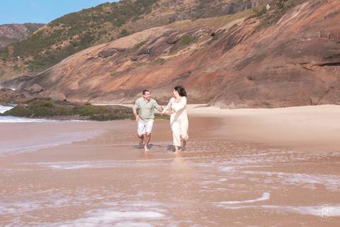 Ensaio Pré-Wedding na praia do recreio no Rio de Janeiro
Ensaio de casal correndo na praia rj'