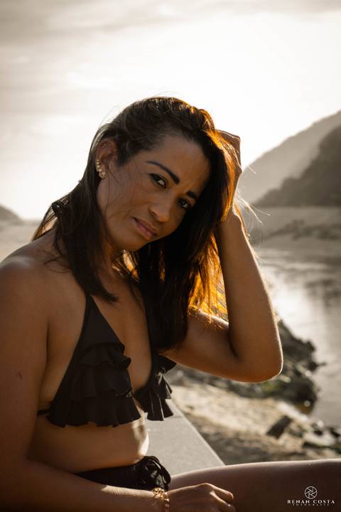 Ensaio fotográfico feminino da Fabiana Loredo realizado na praia do pontal, localizada no Recreio dos Bandeirantes - Rio de Janeiro.'