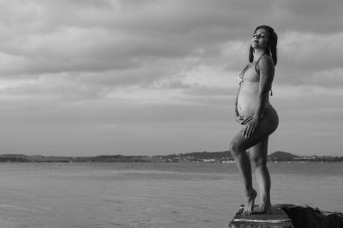 Ensaio Fotográfico da gestante Thaiane Souza realizado na praia do sul, localizada em São Pedro D'Aldeia - Rio de Janeiro.'