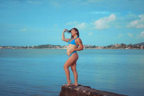 Ensaio Fotográfico da gestante Thaiane Souza realizado na praia do sul, localizada em São Pedro D'Aldeia - Rio de Janeiro.'