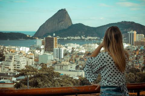 Vista do pão de açúcar diretamente do Parque das Ruínas em Santa Thereza - RJ '