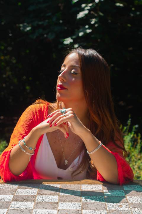 Ensaio fotográfico feminino Bruna Ramo realizado em parceria com a loja Meraki Joalheria no Bosque da Barra - Barra da Tijuca RJ.'