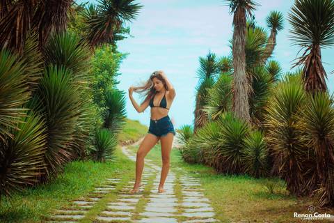 Ensaio fotográfico feminino Marcela Ferreira realizado na Praia do Sal, localizada em São Pedro D'Aldeia RJ.'