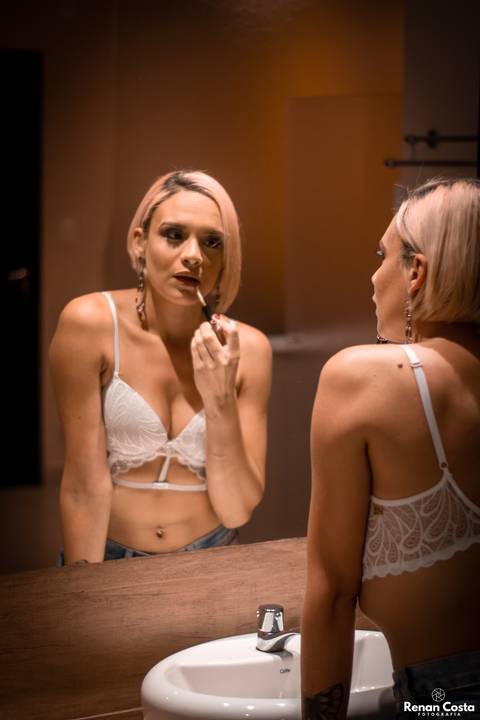Ensaio sensual feminino RJ
Foto se maquiando'