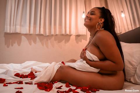 Ensaio sensual feminino RJ
Foto nua na cama com pétalas de rosas'