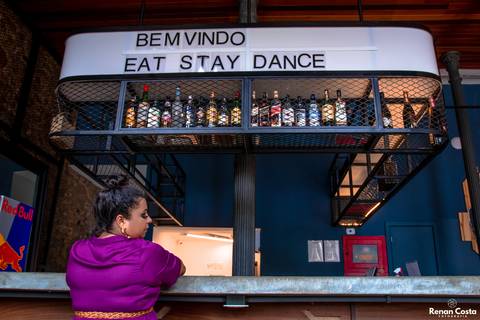 Ensaio feminino da Joice Cesar realizado no Hotel Selina, localizado na Lapa RJ.
Foto de mulher no balcão do bar'
