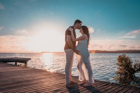 Ensaio Gestante em Pedra de Guaratiba RJ
Foto de casal no pier da praia da brisa'