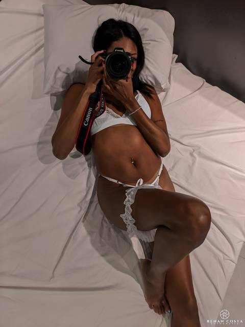 Ensaio sensual da maravilhosa Cindiana Souza, realizado no Ouro Motel em Sepetiba RJ.
Foto de lingerie deitada na cama com camera fotografica'