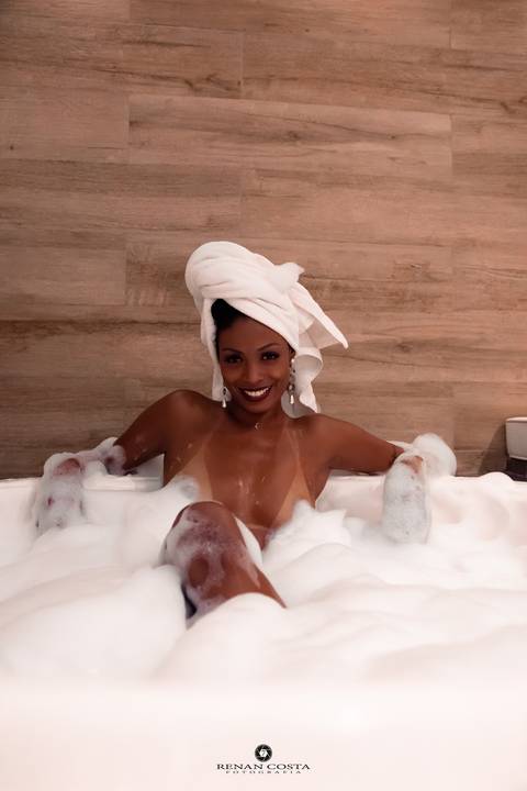Ensaio sensual da maravilhosa Cindiana Souza, realizado no Ouro Motel em Sepetiba RJ.
Foto na banheira de espuma'