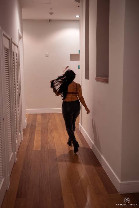Ensaio Sensual RJ
Selina Lapa
Foto sensual no corredor do hotel'
