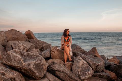 Ensaio feminino RJ
Bosque da Barra
Foto sentada nas pedras da praia'