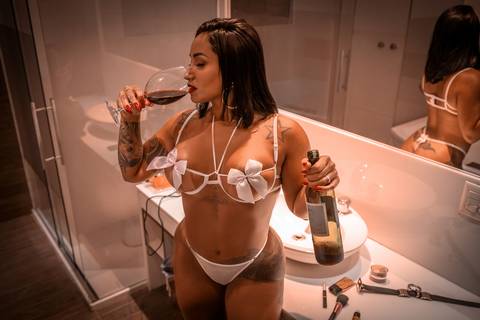 Ensaio Sensual RJ
Hotel Corinto
Foto sensual de lingerie bebendo vinho'