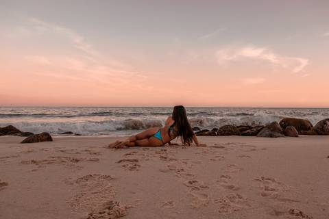 Ensaio feminino da Joana Ayade feito na Praia do Pontal, Recreio dos bandeirantes RJ.
Foto no por do sol na praia poses'