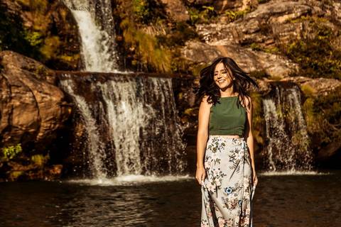 modelo posa em cachoeira'