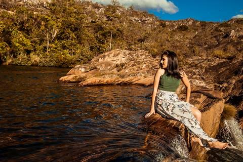 modelo posa em cachoeira'