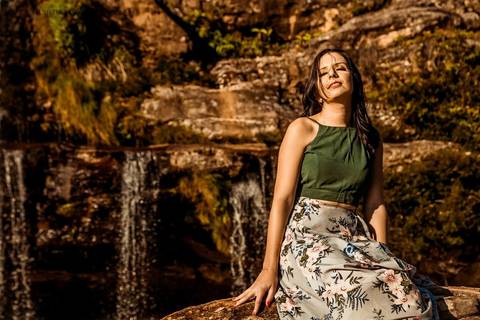 modelo posa em cachoeira'