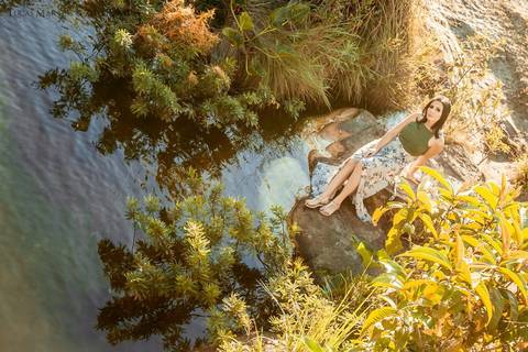 modelo posa em cachoeira da Sentinela'