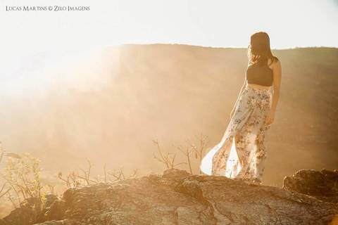 modelo olhando o por do sol cachoeira dos cristais'