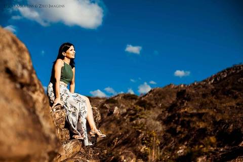 modelo sentada nas rochas em Biri biri'