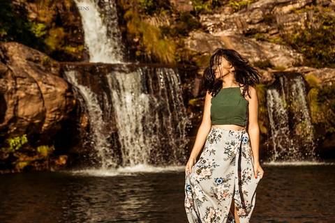 modelo posa em cachoeira'