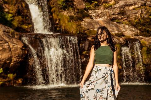 modelo posa em cachoeira'