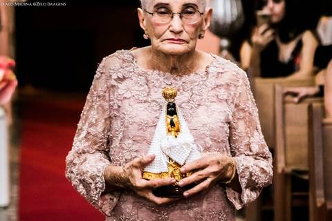 avo da noiva entrando com a imagem de Nossa Senhora'