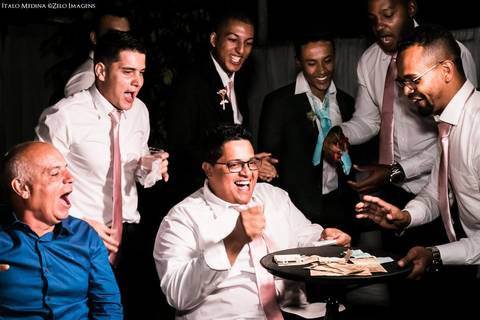 noivo passando a gravata para arrecadar dinheiro para a lua de mel'