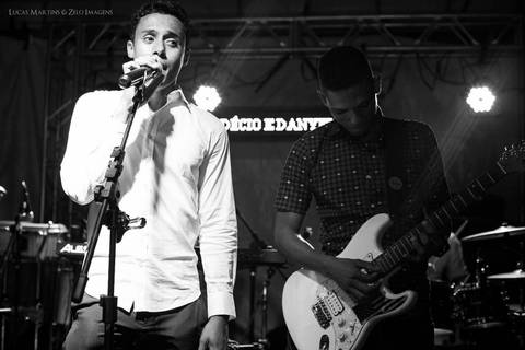 noivo cantando na festa do seu casamento'