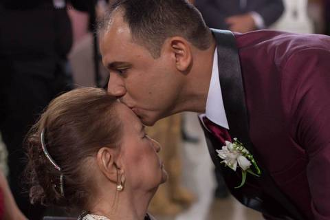 fotografia do noivo dando um beijo na testa de sua mãe durante a cerimônia de casamento realizado na cidade de Araçuaí, Minas Gerais'
